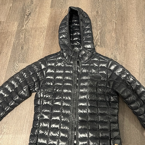 Brand new insulated North Face Puffer with hood - Picture 4 of 6